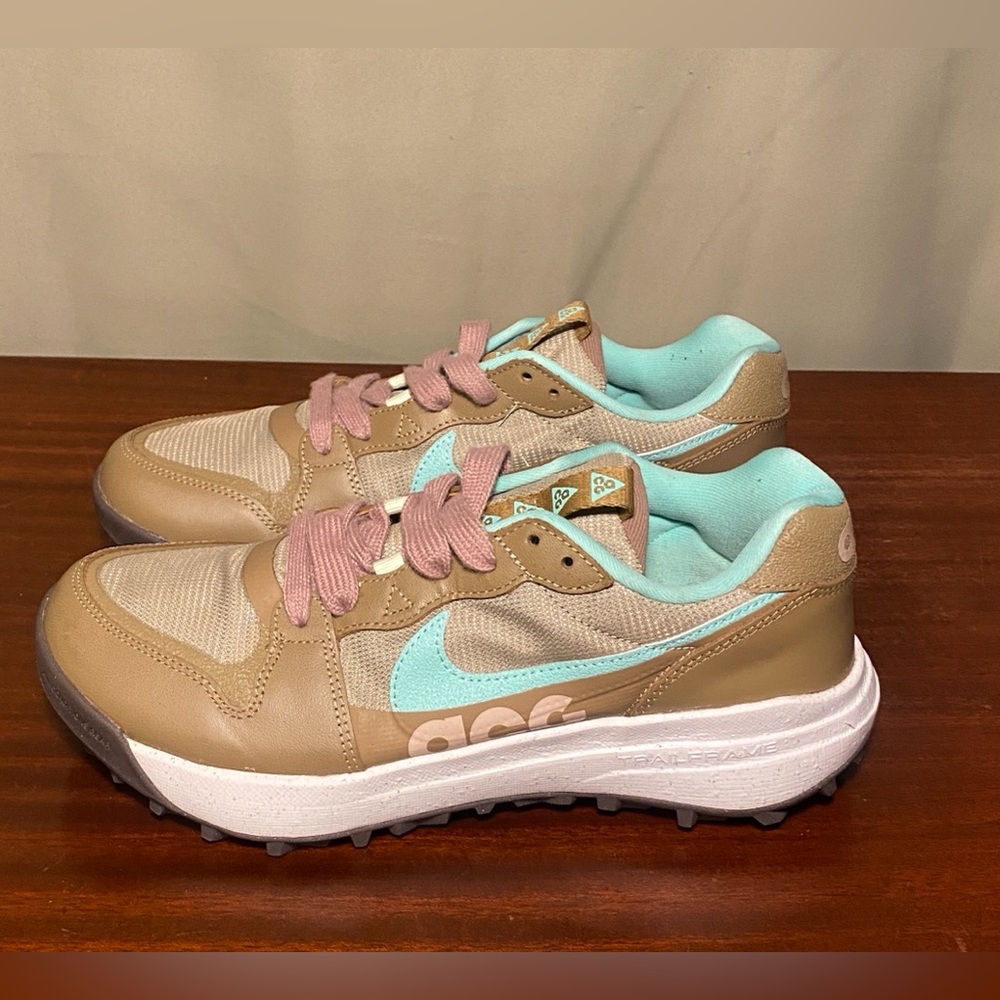 Nike ACG Locate Limestone - Green Glow Dk Driftwood Athletic Trail shoes Men 7.5